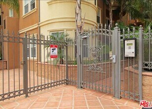 917 S New Hampshire Ave in Los Angeles, CA - Building Photo - Building Photo