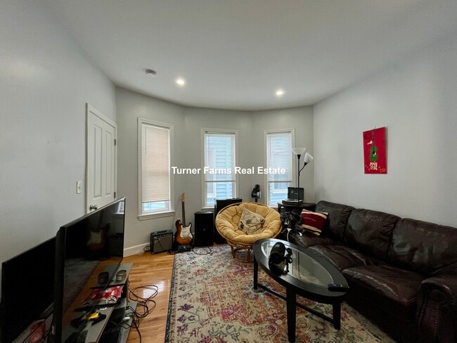 130 Boston St, Unit 2 in Boston, MA - Building Photo - Building Photo