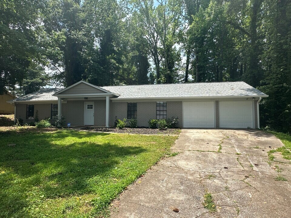 2048 Quilt Ct in Lithonia, GA - Foto de edificio