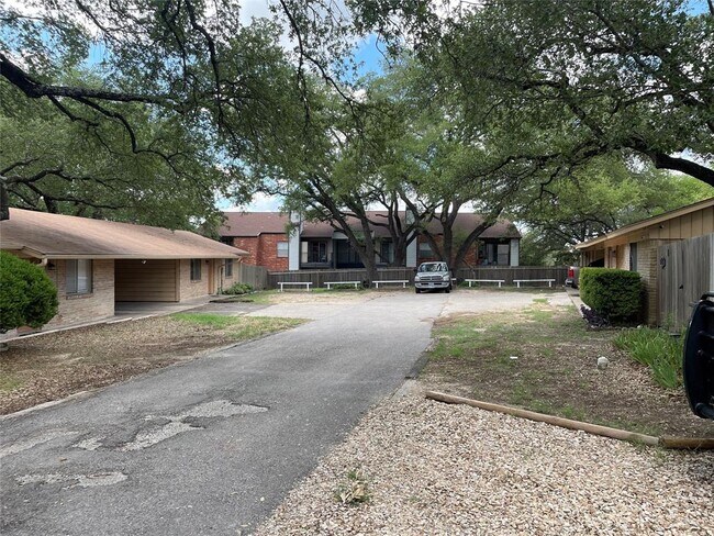 6710 Circle S Rd in Austin, TX - Building Photo - Building Photo