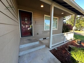 576 S 35th St in Springfield, OR - Building Photo - Building Photo
