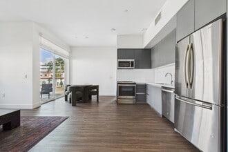 The Sunset Hue in Los Angeles, CA - Foto de edificio - Building Photo