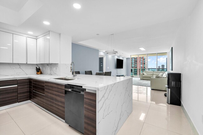 3330 NE 190th St in Aventura, FL - Building Photo - Building Photo