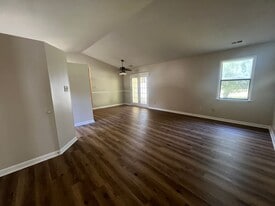 107 Pine Needle Dr in Hubert, NC - Building Photo