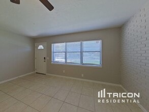 2258 Lake Dr in Dunedin, FL - Foto de edificio - Building Photo
