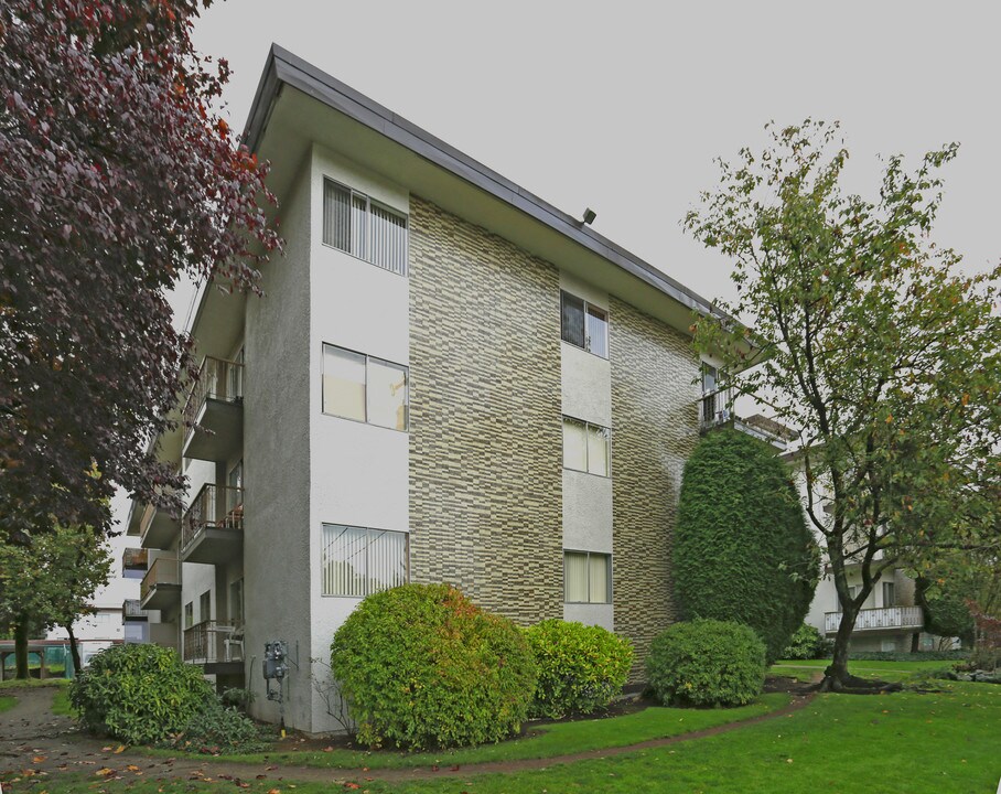 Lyndale Manor in Burnaby, BC - Building Photo