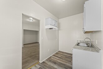 842 W 83rd St in Los Angeles, CA - Building Photo - Building Photo