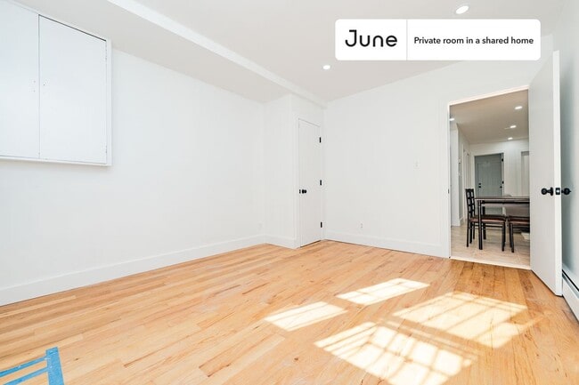 Private bedroom in 3 bed/1 bath Home in New York, NY - Building Photo - Building Photo