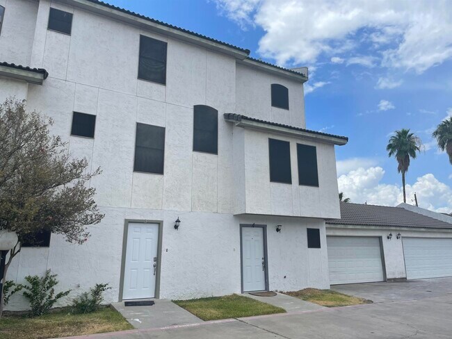 100 W Village Blvd in Laredo, TX - Building Photo - Building Photo