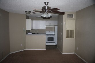 5016 Park Central Dr in Orlando, FL - Building Photo - Building Photo