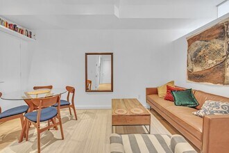 140 Scholes St, Unit 3A in Brooklyn, NY - Foto de edificio - Building Photo