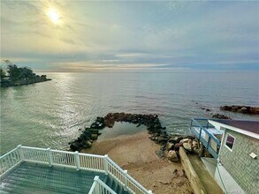 39 Circle Beach Rd in Madison, CT - Building Photo - Building Photo