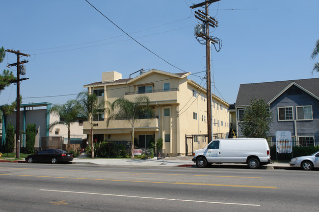 21505 Saticoy St in Canoga Park, CA - Building Photo - Building Photo