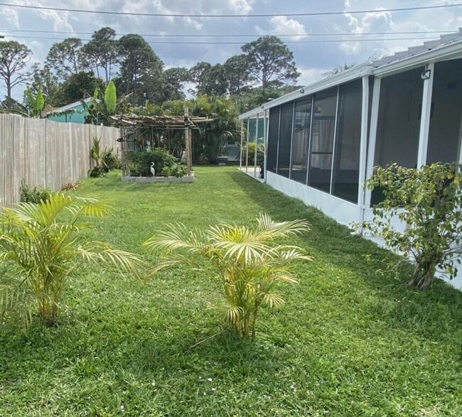92 NE 15th Terrace in Stuart, FL - Foto de edificio - Building Photo