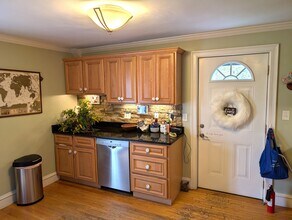 636 Moody St, Unit 2 in Waltham, MA - Foto de edificio - Building Photo