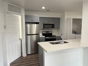 17565 NW 67th Pl in Miami Gardens, FL - Building Photo - Building Photo