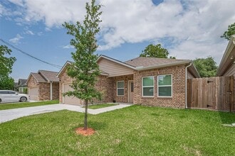 7981 St Louis St in Houston, TX - Building Photo - Building Photo