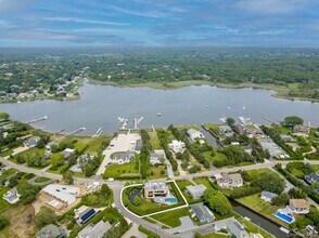 8 Middle Pond Ln in Southampton, NY - Foto de edificio - Building Photo
