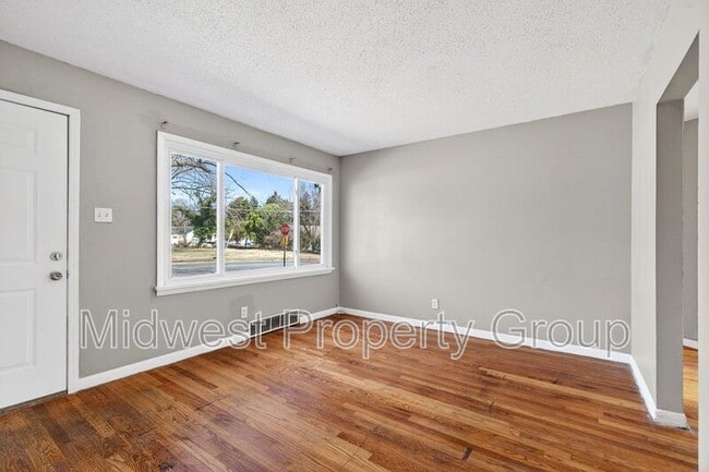 8280 Frost Ave in Berkeley, MO - Building Photo - Building Photo