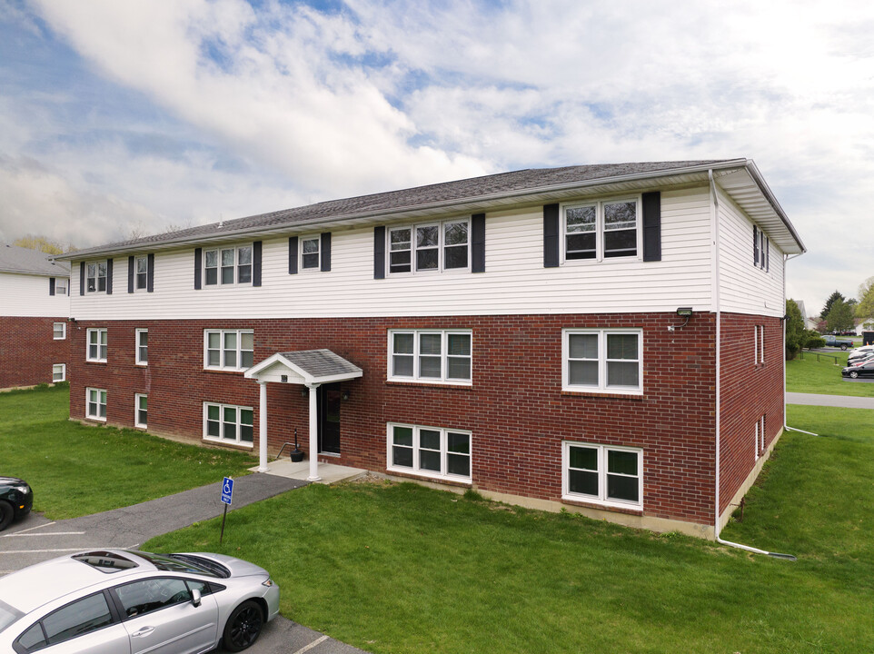 Country Gardens Apartments in Troy, NY - Foto de edificio