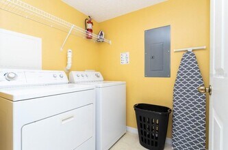 8420 Blue Lagoon Dr in Kissimmee, FL - Building Photo - Building Photo