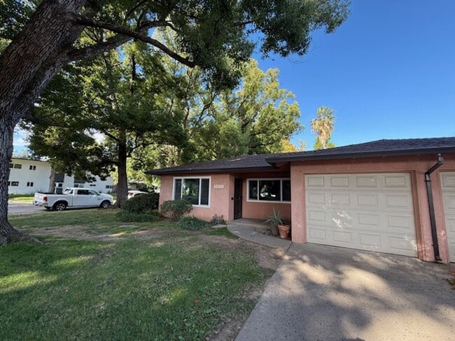 5477 Carlson Dr in Sacramento, CA - Building Photo - Building Photo