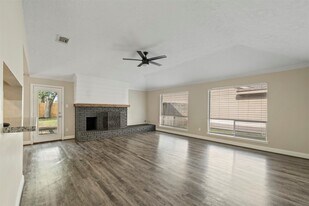 119 Wood Hollow Dr in League City, TX - Building Photo
