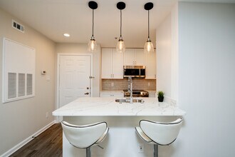 3315 Wyndham Cir, Unit 2227 in Alexandria, VA - Foto de edificio - Building Photo