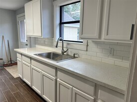 912 W Cleveland St in Alvin, TX - Building Photo