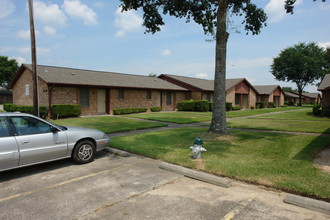 Briarwood Green Townhomes in Beaumont, TX - Building Photo - Building Photo