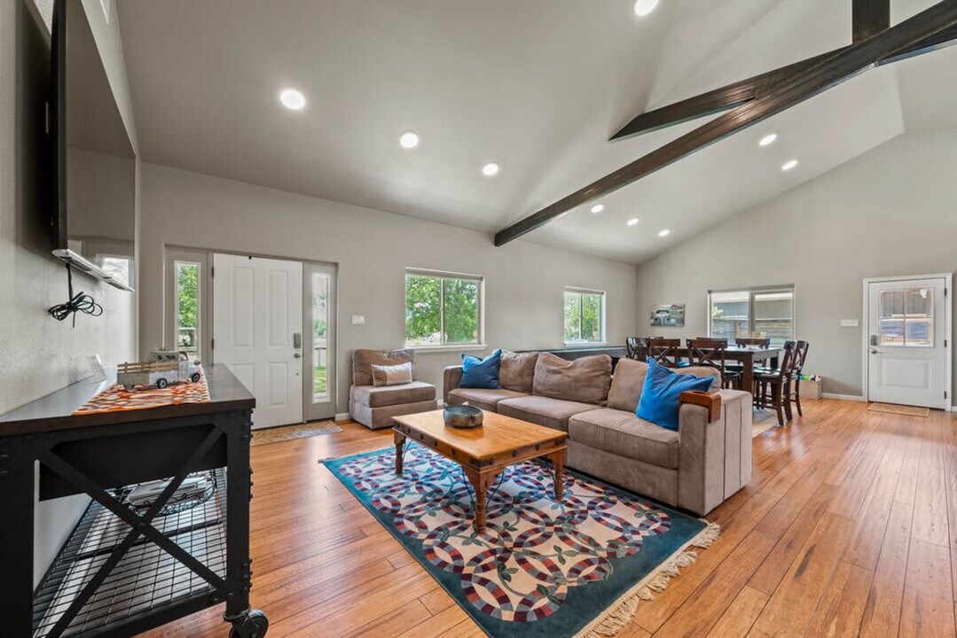 1736 W Live Oak St in Fredericksburg, TX - Building Photo