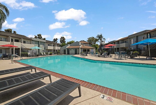 Shadow Point in Spring Valley, CA - Foto de edificio - Building Photo