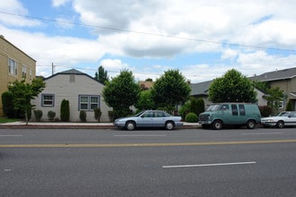 2441-2451 E Burnside St in Portland, OR - Building Photo - Building Photo