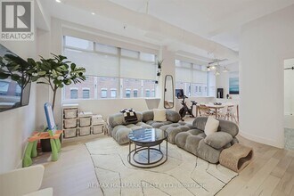 80 R-380 Sherbourne St in Toronto, ON - Building Photo - Building Photo