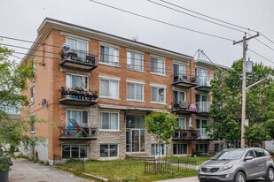 570 81E Av in Laval, QC - Building Photo