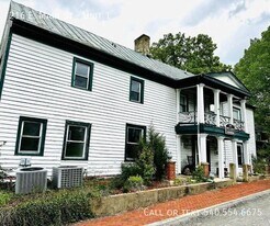 216 E Main St in Fincastle, VA - Building Photo
