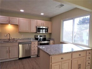 144 Edaville Ct in Warwick, RI - Foto de edificio - Building Photo