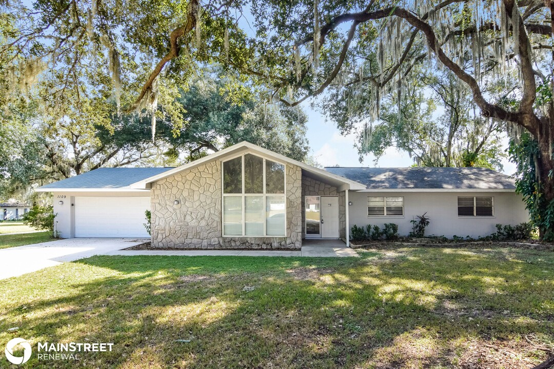 1109 Lady Elaine Dr in Valrico, FL - Building Photo