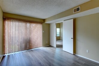 12220 Copper Tree Pvt Ln in Houston, TX - Building Photo - Building Photo