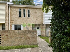 153 S Comanche Cluster in Virginia Beach, VA - Building Photo