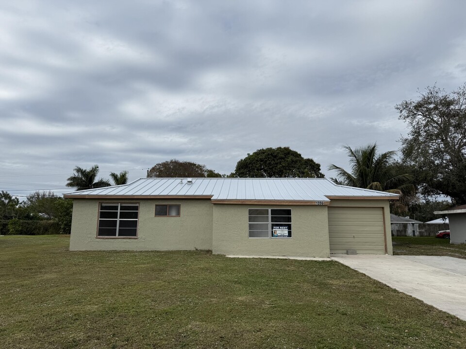 1396 23rd Pl SW in Vero Beach, FL - Building Photo