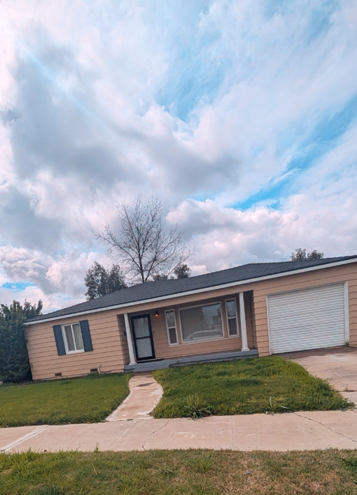 21 E 21st St in Merced, CA - Building Photo