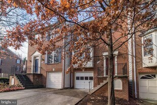 2106 Patty Ln in Vienna, VA - Building Photo