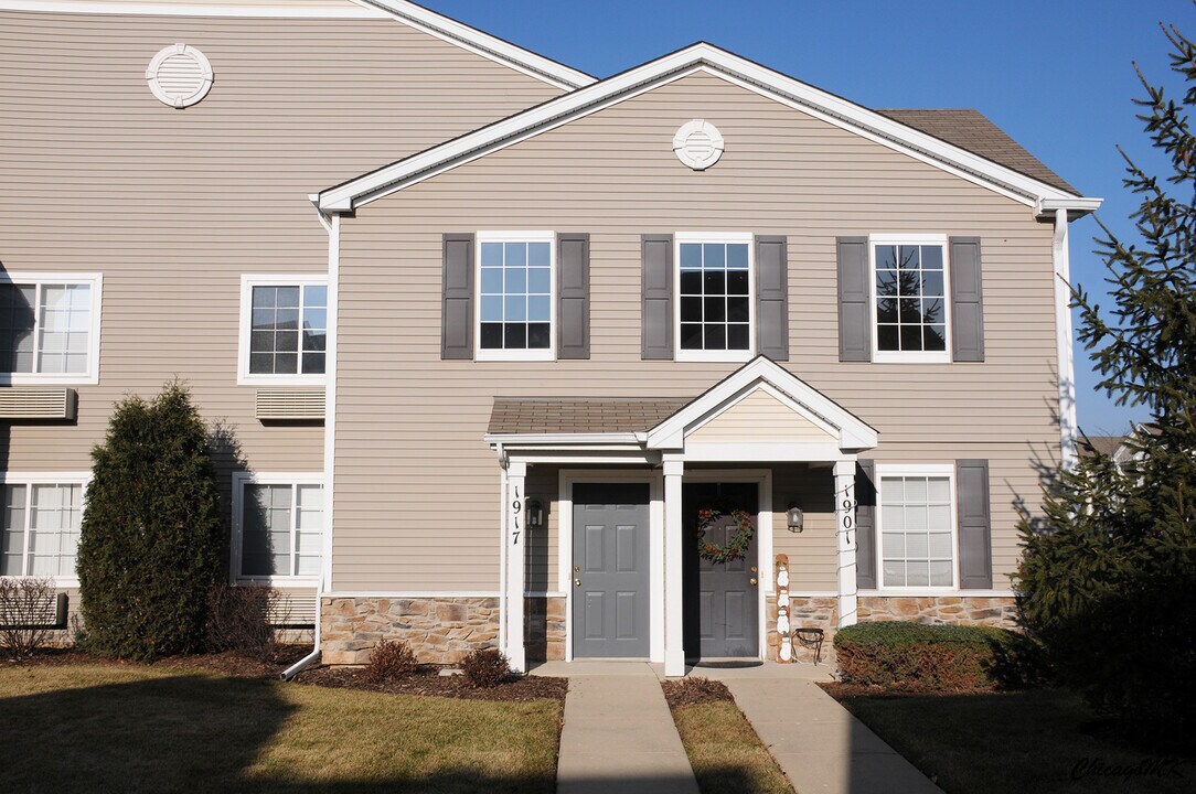 1917 Silverstone Dr in Carpentersville, IL - Building Photo