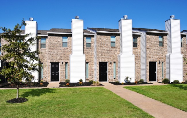 Casa Verde Townhomes in College Station, TX - Building Photo - Building Photo