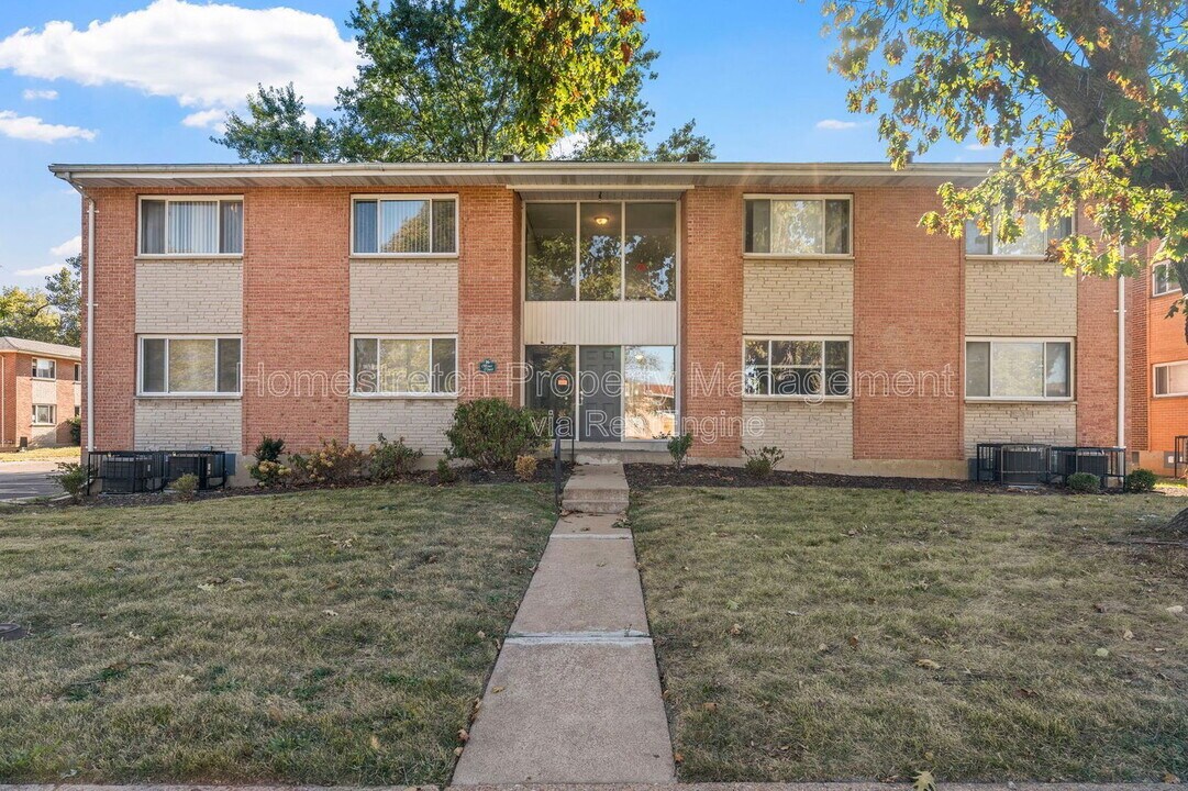 16 Bruce Dr in Florissant, MO - Foto de edificio