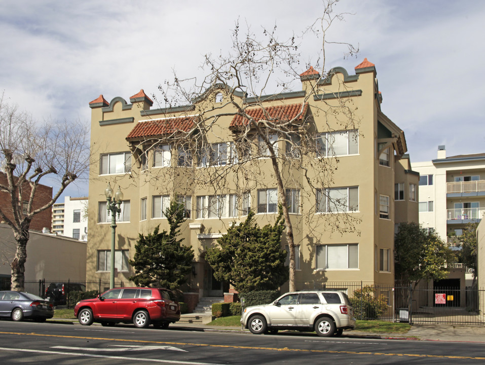 390 Grand Ave in Oakland, CA - Building Photo