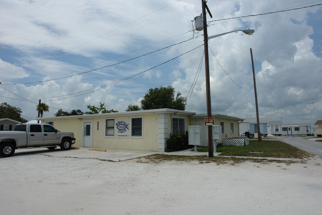 H & H Mobile Home Park in Fort Pierce, FL - Foto de edificio - Building Photo