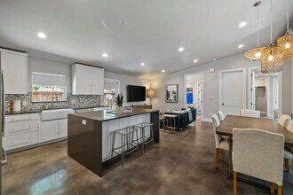 2414a Kinney Rd in Austin, TX - Building Photo - Building Photo