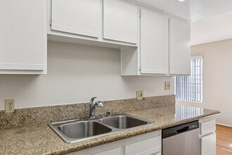 476 E Cypress Ave in Burbank, CA - Building Photo - Building Photo